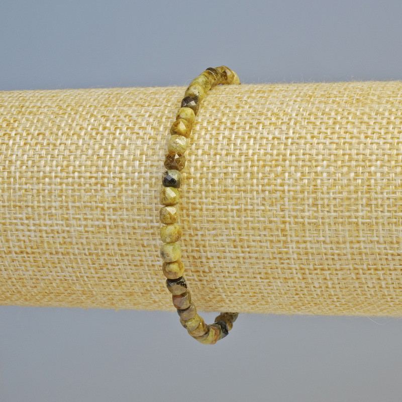 צמיד גרוסולר (גרנט ירוק) מאבן טבעית, בצורת קוביית חיתוך בקוטר 5 מ״מ ±, בסטרץ, אורך 18 ס״מ+