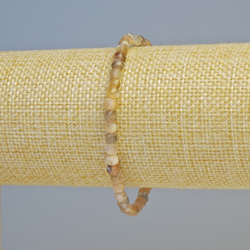 צמיד סלניט מאבן טבעית – קוביה מחוצבת 4 מ״מ +- (אלסטי), אורך 18 ס״מ+