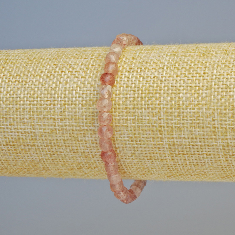 צמיד מקוורץ תותי טבעי עם חרוזי קובייה מלוטשים, בקוטר כ-5 מ״מ ± (אלסטי), אורך 18 ס״מ+