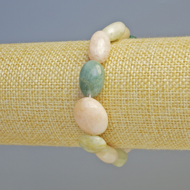 צמיד מורגןייט טבעי, חרוזים מגולפים, קוטר 10×15 מ״מ ± (מתיחה), אורך 18 ס״מ