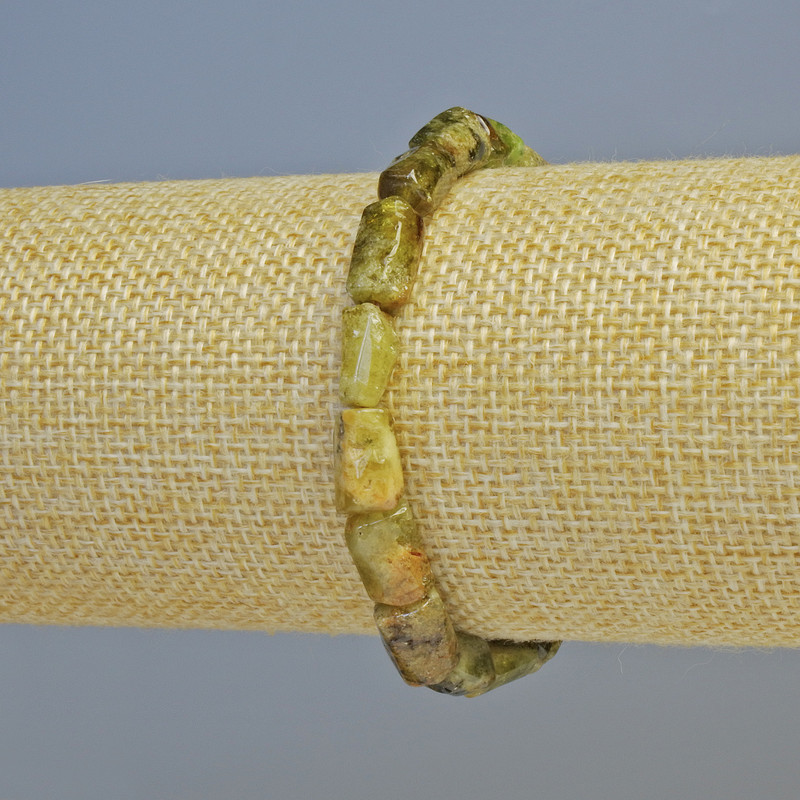 צמיד גרוסולר (גרנט ירוק) אבן טבעית, חיתוך פני האבן, קוטר 7×11 מ״מ ± (אלסטי), אורך 18 ס״מ+