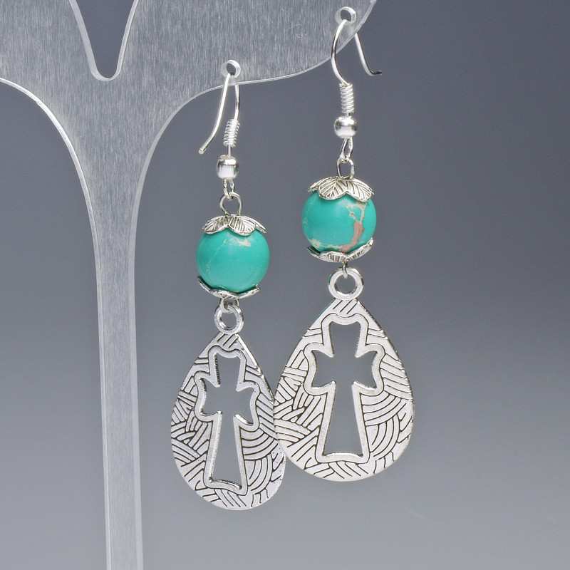 עגילים מווריסציט ירוק: כדור חלק בקוטר 10 מ״מ, 19,5×31 מ״מ ±, אורך 63 מ״מ ± עם תוספות מתכתיות