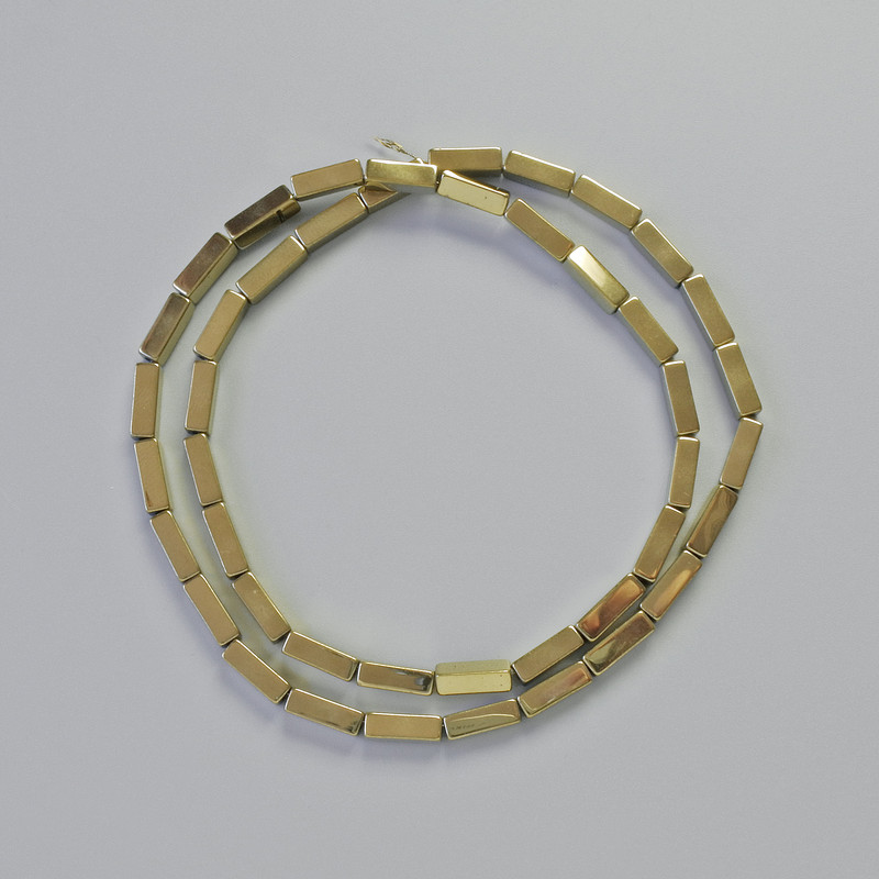 חרוזי המטיט מלבניים בצבע זהב, קוטר 9×3 מ״מ, אורך כ-41 ס״מ