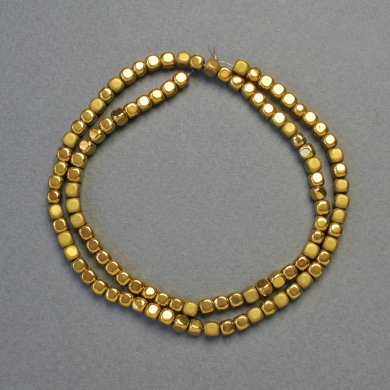 חרוזי המטיט בקוביות בצבע זהב כהה, גימור מט ומבריק, קוטר 4×4 מ״מ, אורך 40 ס״מ