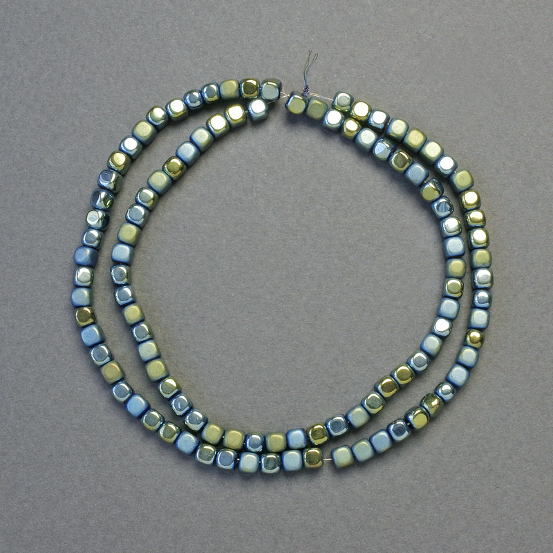 מַנִּיסִים מהמטיט בצורת קוביות, צבע ירוק המשתנה לפי התאורה, קוטר 4×4 מ״מ, אורך 40 ס״מ, שרשרת