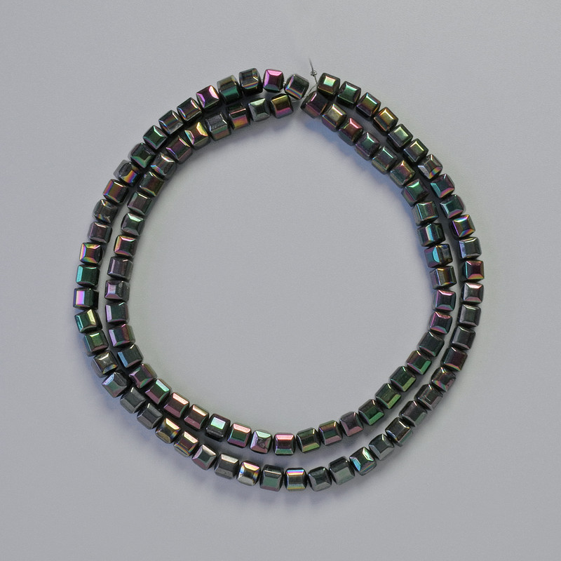 מַנִּיסִים מהמטיט בצורת קוביות, צבע שחור בנזין, קוטר 4×4 מ״מ, אורך כ-40 ס״מ — שרשרת חרוזים