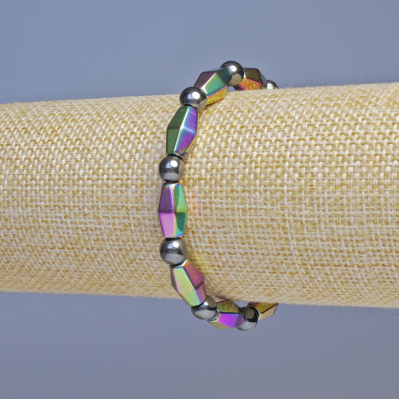 צמיד המטיט בצבע בנזין בצורת ביקונוס, קוטר 13×7 מ"מ ±, וחרוז שחור בקוטר 6 מ"מ ±, אורך 18 ס"מ ±, אלסטי