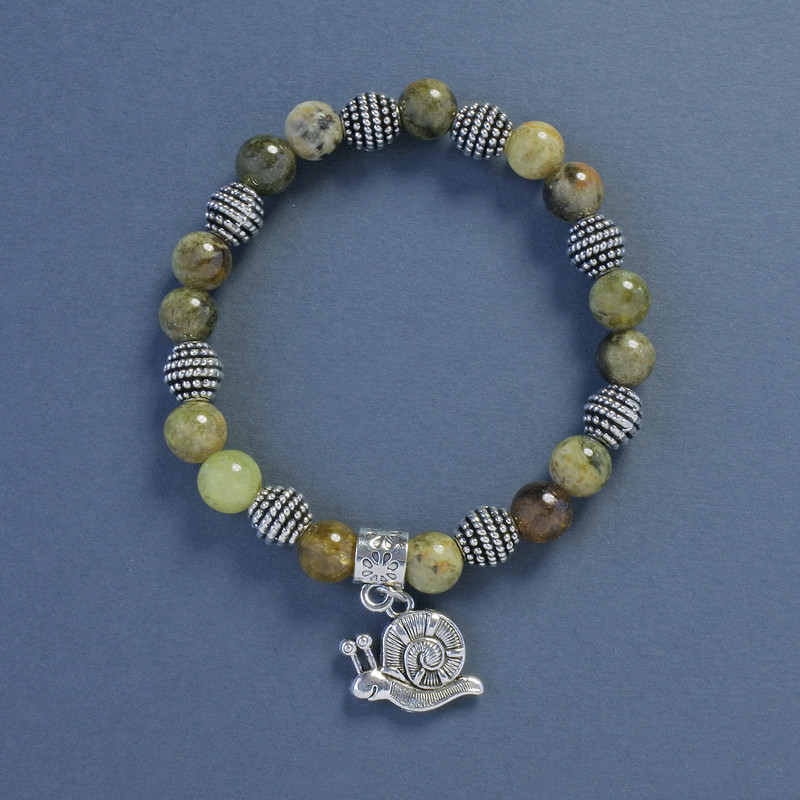 צמיד ירוק של גרוסולר גרנט חרוזים, קוטר 8 מ״מ, אורך 18 ס״מ, אלסטי עם תליון חלזון