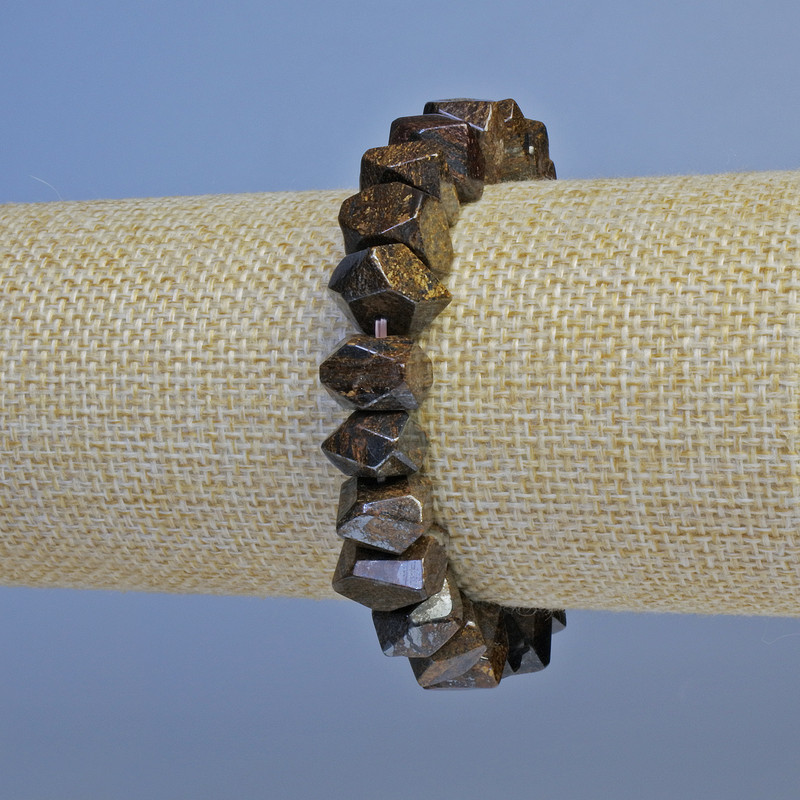 צמיד ברונזיט רונדל מגולף, קוטר 10×7 מ״מ ±, אורך 18 ס״מ ± אלסטי