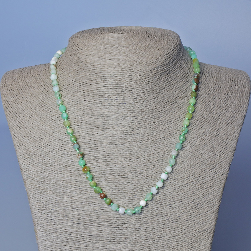 שרשרת כריזוקולה – חרוזי אבן טבעית מחוצצות בצורת קוביות, קוטר 5 מ״מ, אורך 48 ס״מ