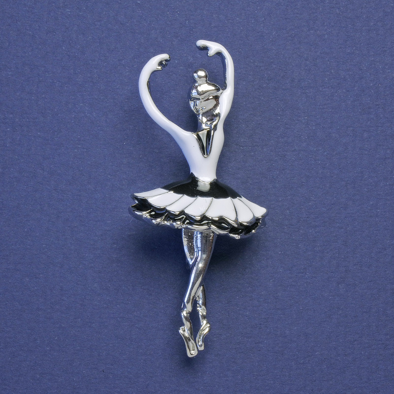 סיכת-תליון בלרינה שחורה ולבנה אמייל, צבע המתכת כסוף, 24×58 מ״מ+