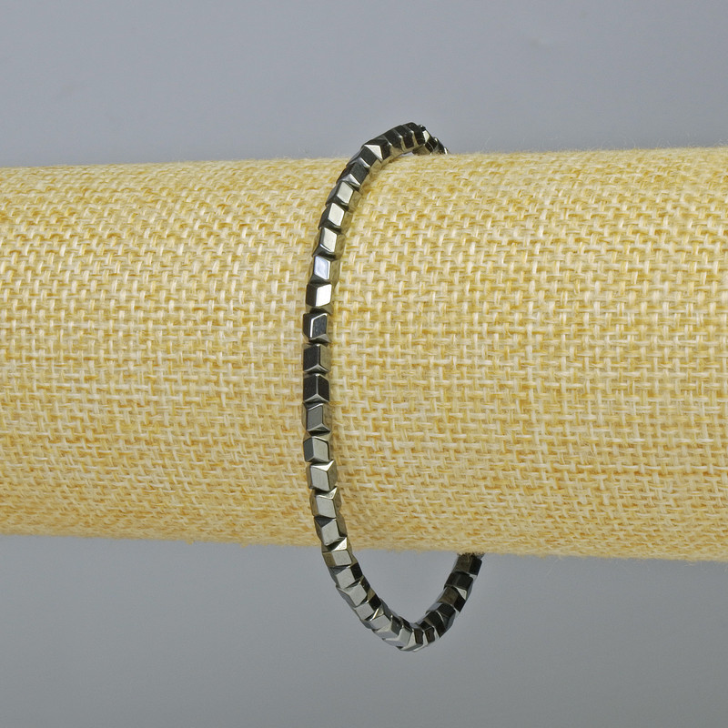 צמיד המטיט משושה בצורת זיגזג בצבע שחור, קוטר 3.5×3.5 מ״מ, אורך 18 ס״מ ± (אלסטי)