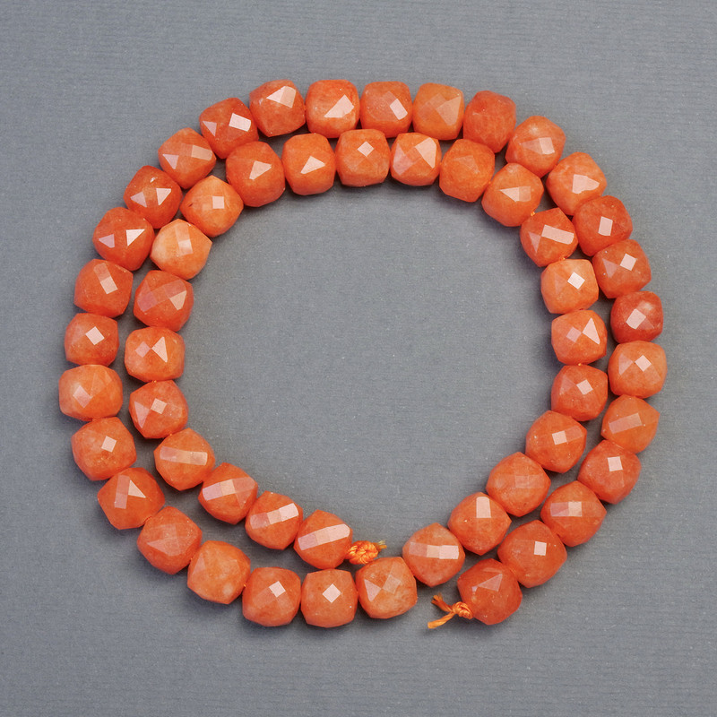 חרוזי נפריט מַשָאן – קוביות מרובעות מפוסלות, קוטר בערך 7×7 מ"מ, אורך 37 ס"מ