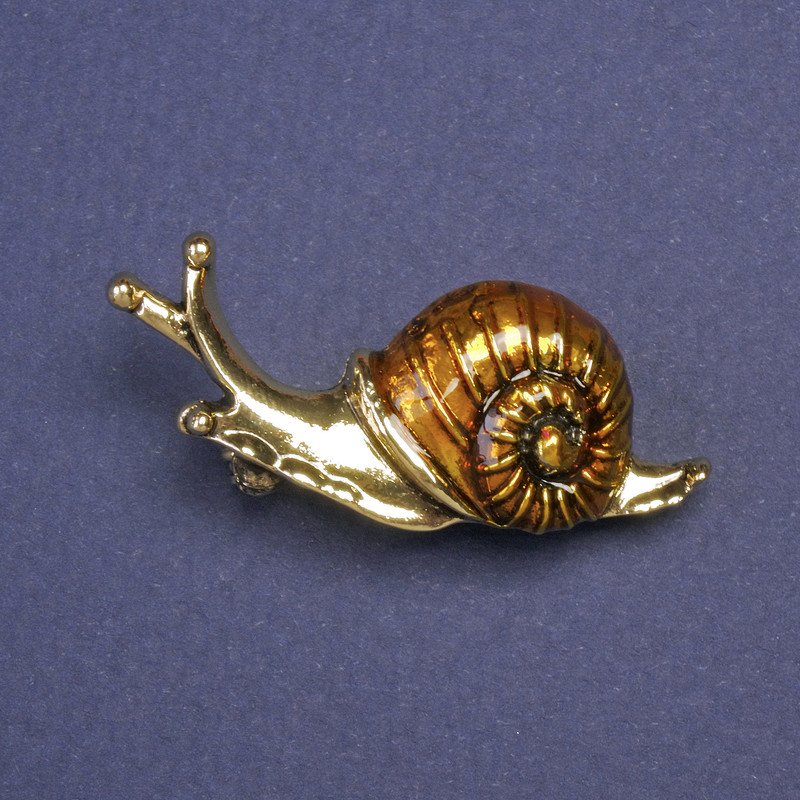 סיכת דש – שבלול, אמייל צהוב, צבע המתכת זהב, 18×38 מ״מ+