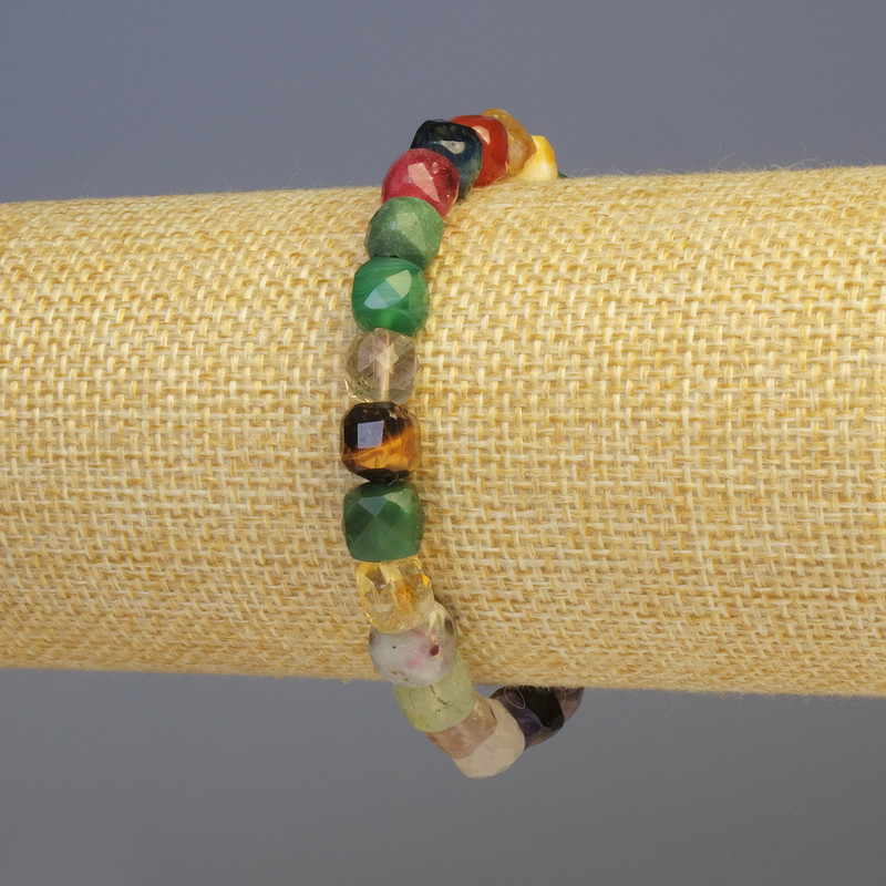 צמיד ממגוון אבני חן מחורצות בצורת קוביות, קוטר 7×7 מ״מ+-, אורך 18 ס״מ+- אלסטי