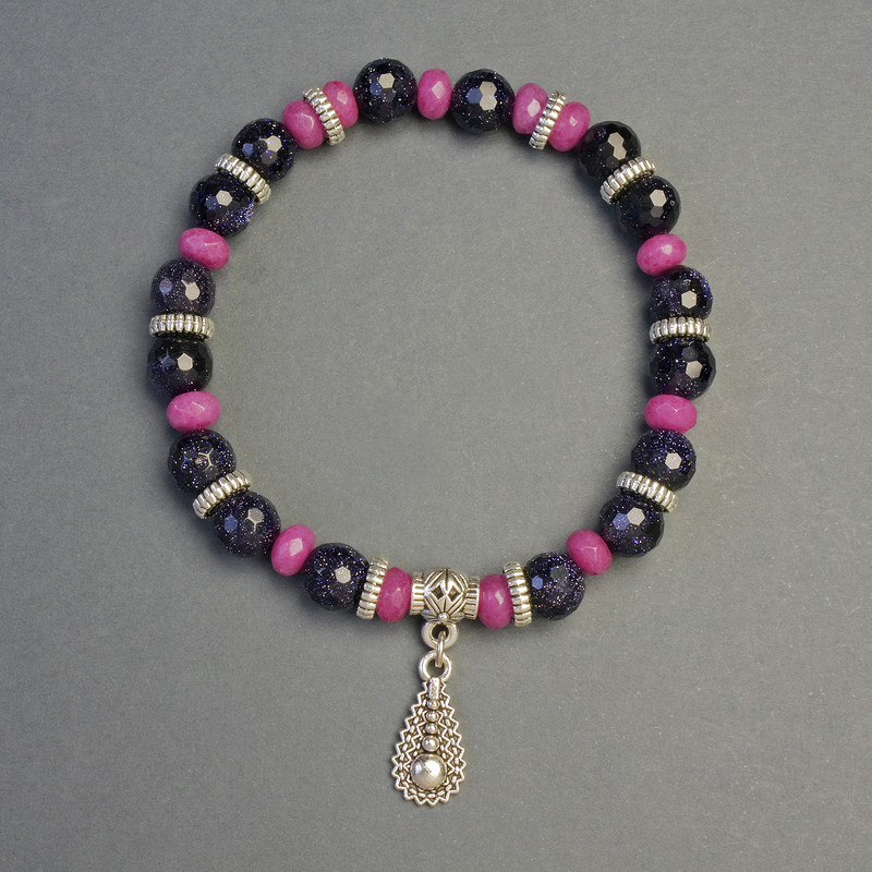 צמיד מאבנטורין ופוספוסדריט עם תליון, קוטר 8 מ״מ ו-6 מ״מ ±, אורך 18 ס״מ ±, אלסטי