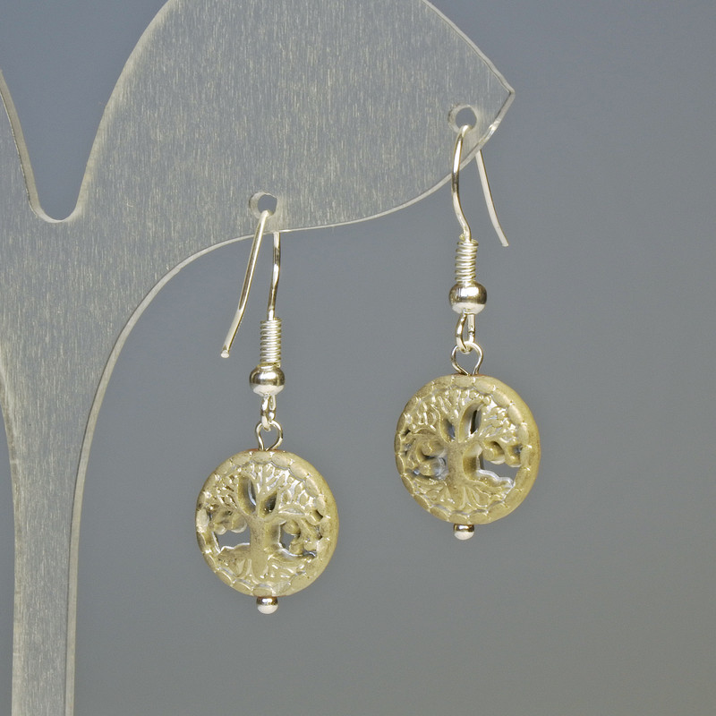 עגילים מהמטיט עץ בגימור כסף מט, קוטר כ-12.5×4.5 מ״מ, אורך כ-3.2 ס״מ