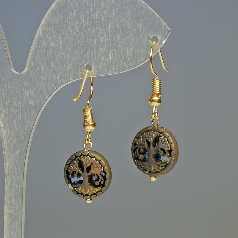 עגילים מהמטיט – עץ בגוון מט-משתנה צבע, קוטר 12,5×4,5 מ״מ, אורך 3,2 ס״מ