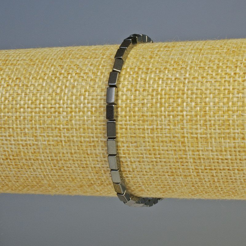 צמיד המטיט מרובע בצבע שחור, קוטר 5×3 מ״מ+-, אורך 18 ס״מ+- אלסטי