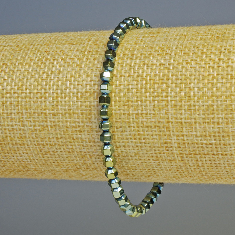 צמיד המטיט – חרוזי משושים קטנים בצבע ירוק זיקית, קוטר 4×4 מ״מ ±, אורך 18 ס״מ ±, על בסיס גומי אלסטי