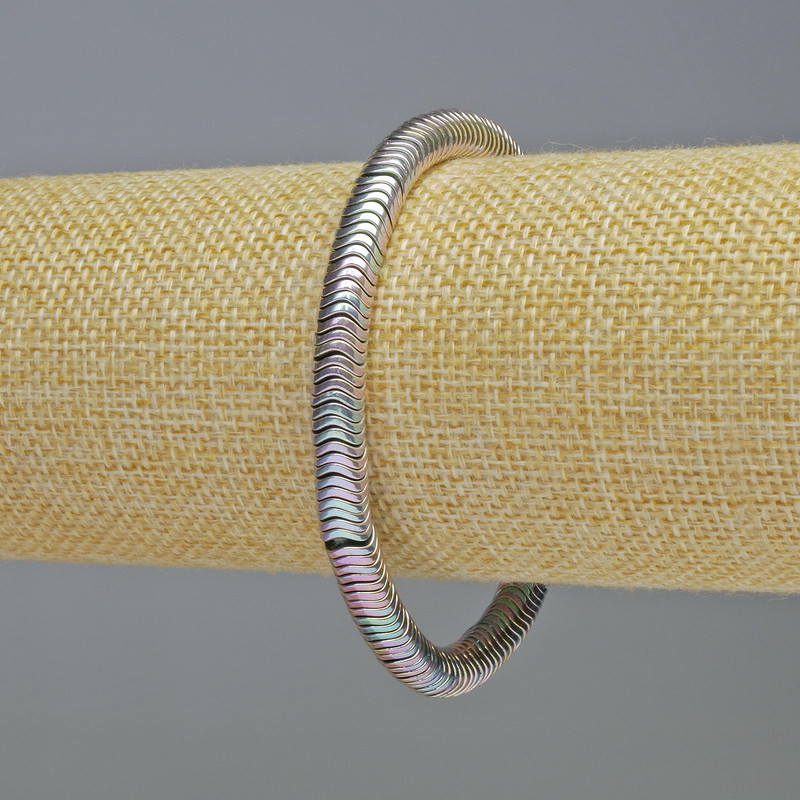 צמיד מהמטיט רונדל בצורת גל בצבע כסוף-קשת, קוטר 6×1 מ״מ, אורך 18 ס״מ± אלסטי