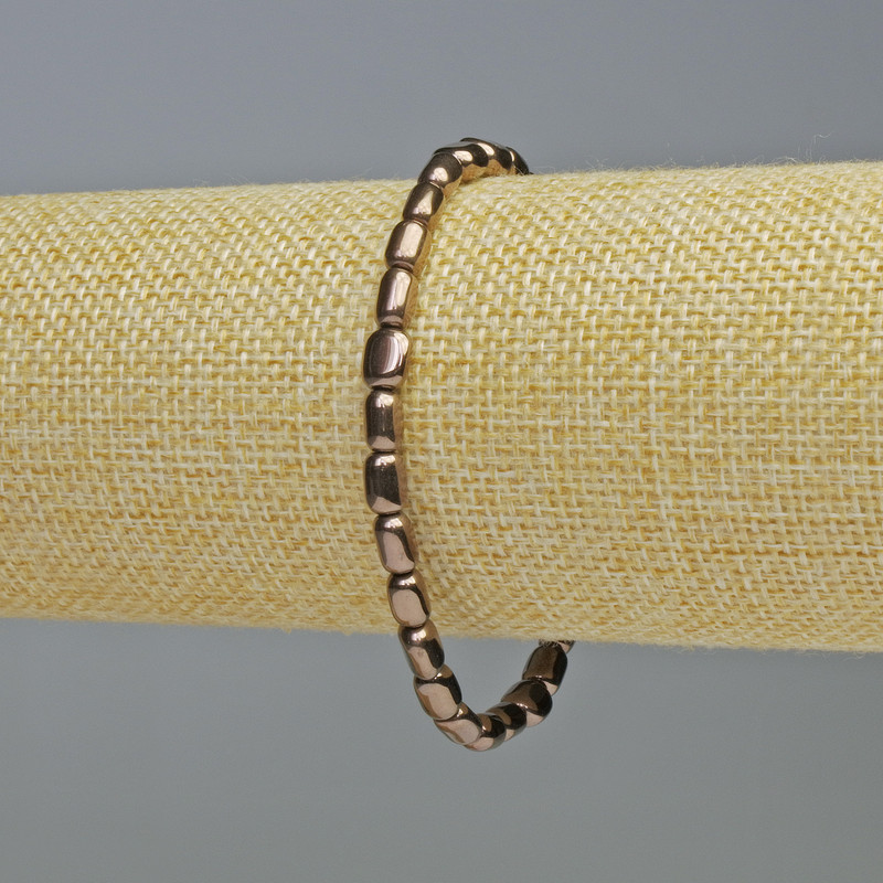 צמיד המטיט בצורה אובלית בגוון ברונזה, קוטר 7×5 מ״מ+- אורך 18 ס״מ+- אלסטי