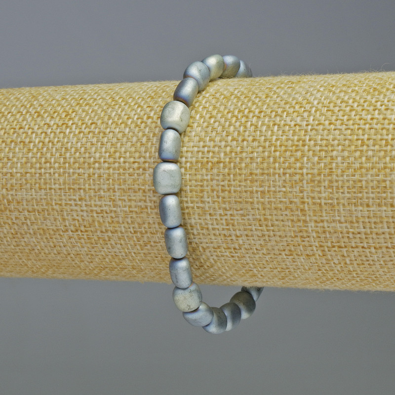 צמיד המטיט אובלי בגוון כחול מאט עם אפקט אמלטיאון, קוטר כ-7×7 מ״מ±, אורך 18 ס״מ±, אלסטי