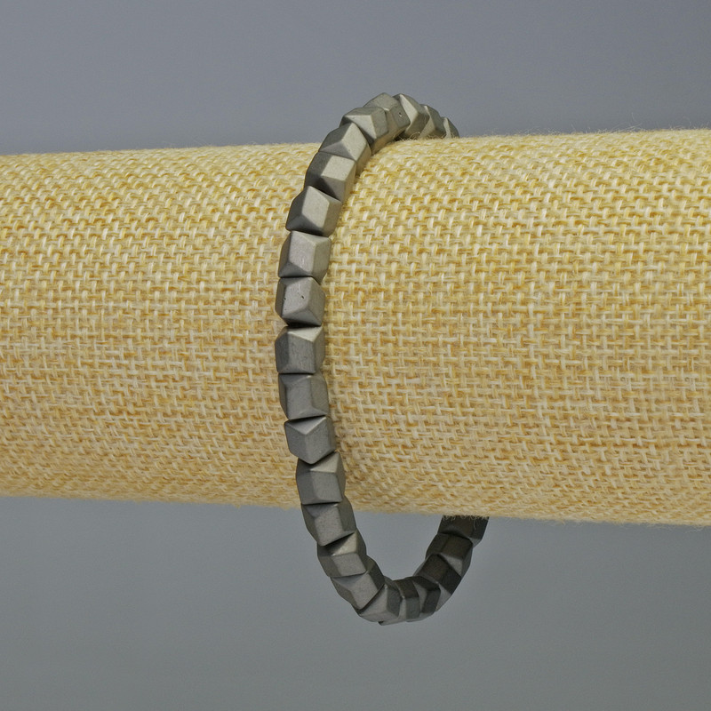 צמיד המטיט בצורת משושים אפור מט, קוטר 6×6 מ״מ+- אורך 18 ס״מ+- אלסטי