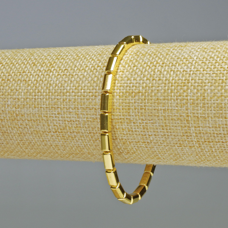 צמיד המטיט מלבני מעוגל בצבע זהב, ממדים 8×4 מ״מ ±, אורך 18 ס״מ ± מתיחה