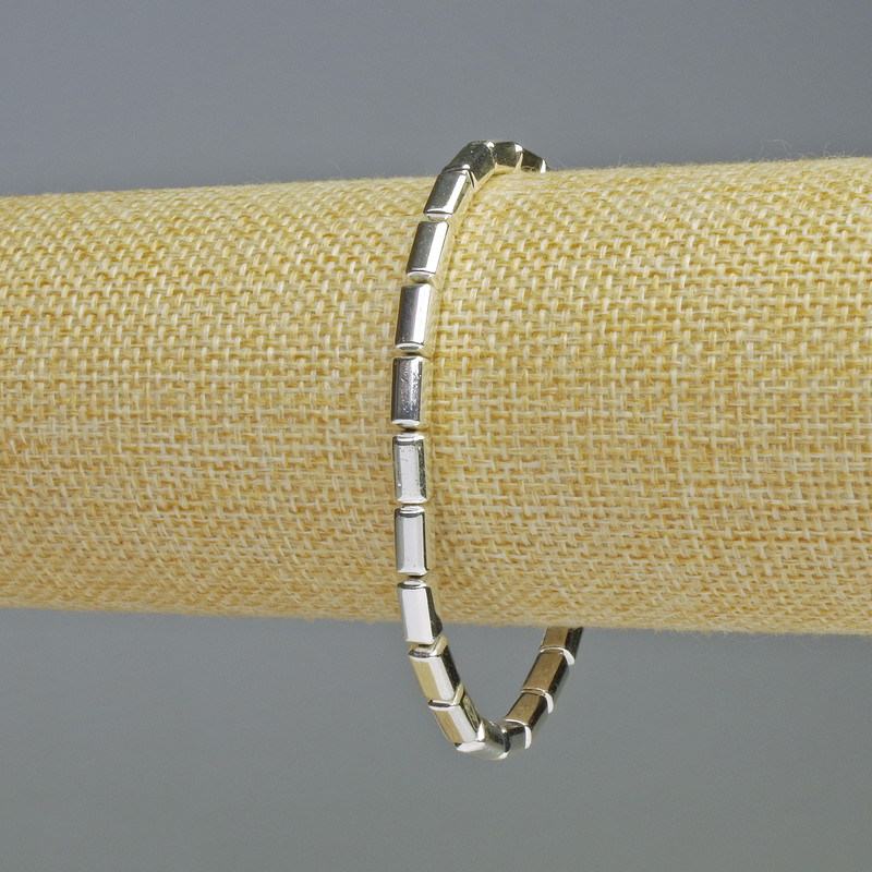 צמיד המטיט מלבני בצבע כסוף, ממדים 8×4 מ״מ, אורך 18 ס״מ, מתיחה