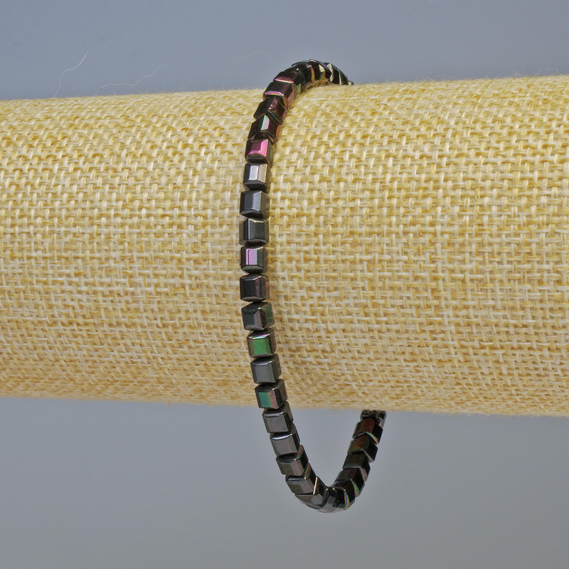 צמיד המטיט בצורת קוביות, צבע שחור עם ברק בנזיני, קוטר 4×4 מ״מ, אורך כ-18 ס״מ, גמיש