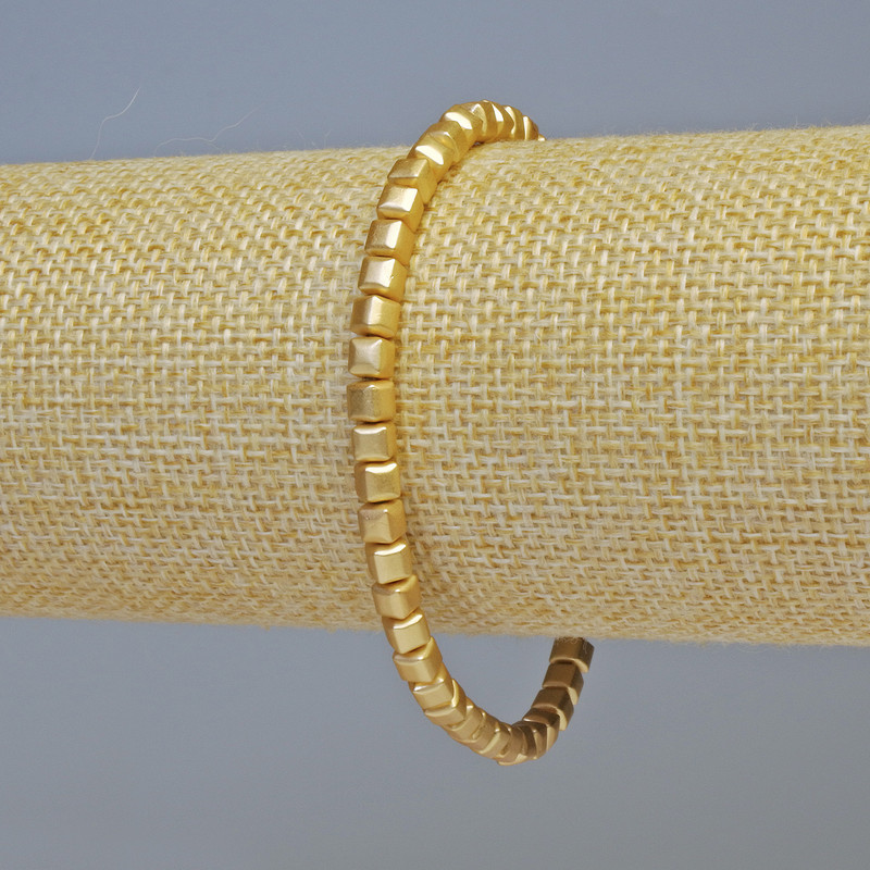 צמיד המטיט בצורת קוביות בצבע זהב מט, קוטר 4×4 מ״מ, אורך 18 ס״מ, אלסטי