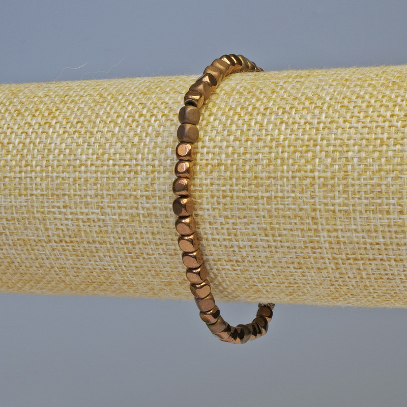 צמיד המטיט – קוביות בצבע ארד מט ומבריק, קוטר 4×4 מ״מ, אורך 18 ס״מ, גמיש