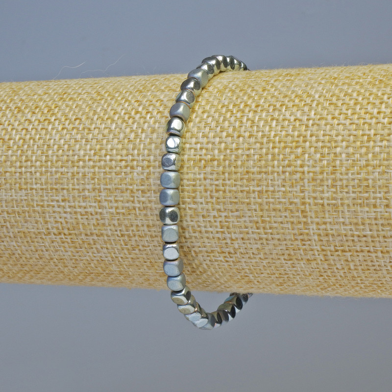 צמיד המטיט בקוביות כחול-כסוף מט ומבריק, קוטר 4×4 מ״מ+-, אורך 18 ס״מ+- סטרץ