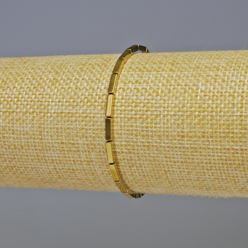 צמיד המטיט בצורת מלבן בצבע זהב, מידות 7×2 מ״מ, אורך 18 ס״מ, בסיס אלסטי