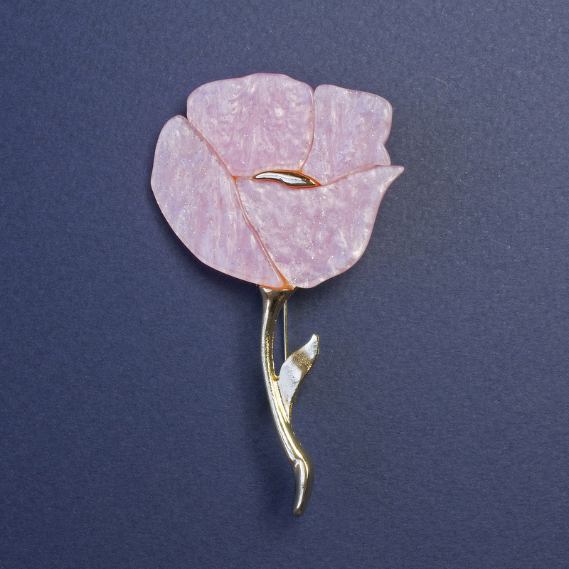 סיכת מק ורוד פנינתי עם קריסטלים נוצצים ומתכת זהובה 76×46 מ״מ+