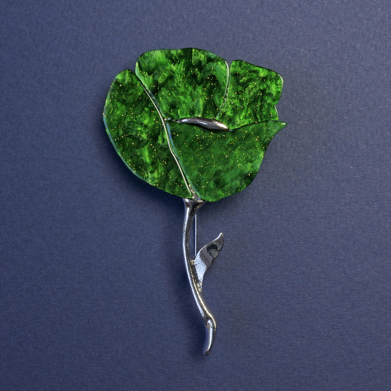 סיכת פרח הפרג הירוק במראה פנינתי עם נצנצים ומתכת כסופה 76×46 מ״מ+