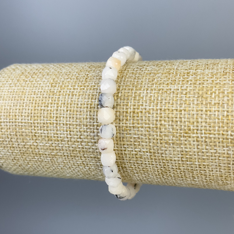 צמיד אופל מחורץ בזוויות בצורת קוביה 6×6 מ״מ+- אורך 18 ס״מ+- אלסטי