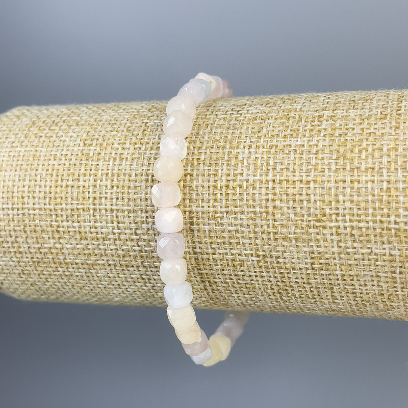 צמיד מרגוניט בצורת קוביה מלוטשת 5×5 מ״מ, אורך 18 ס״מ ±