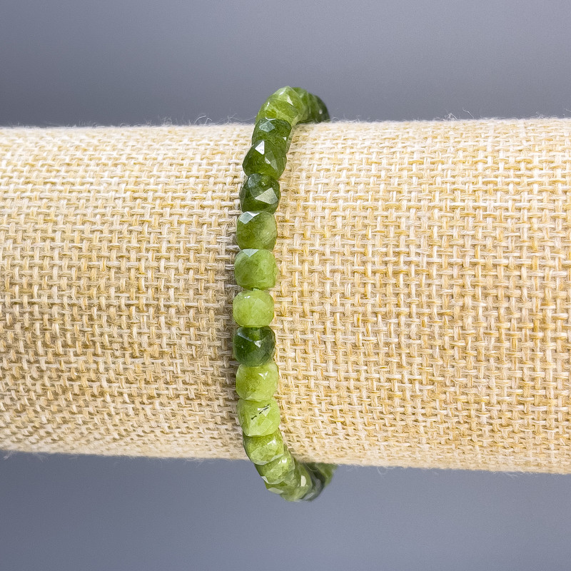 צמיד ג'יידייט מחורץ בקוביה, קוטר 5 מ״מ, אורך 18 ס״מ סטרץ