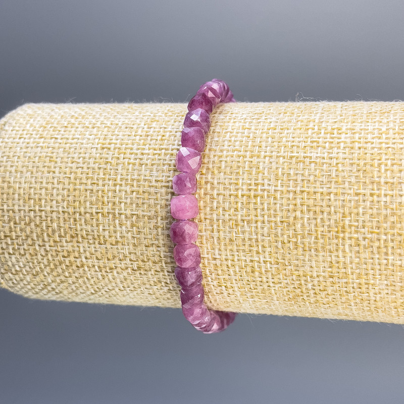 צמיד טורמלין בצורת קוביה ממוגמרת, קוטר 5 מ״מ, אורך 18 ס״מ, אלסטי