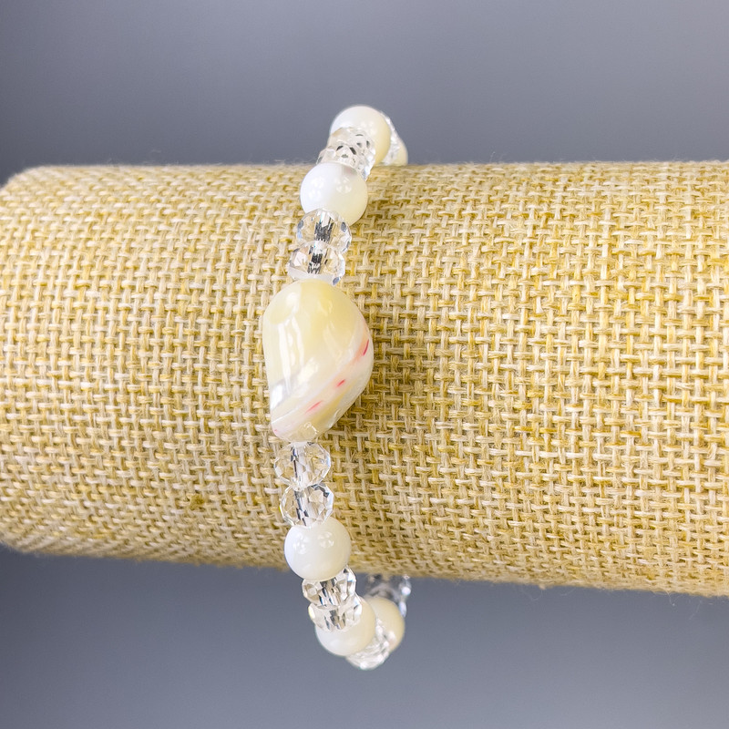 צמיד פנינת צדף, קוטר 7 מ״מ+- וקריסטל צ'כי, קוטר 6×5 מ״מ+- אורך 18 ס״מ+- אלסטי