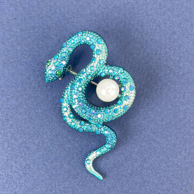 סיכת נחש אמייל כחול עם קריסטלים בצבעי הקשת ופנינה, מתכת כסופה 46×25 מ״מ +