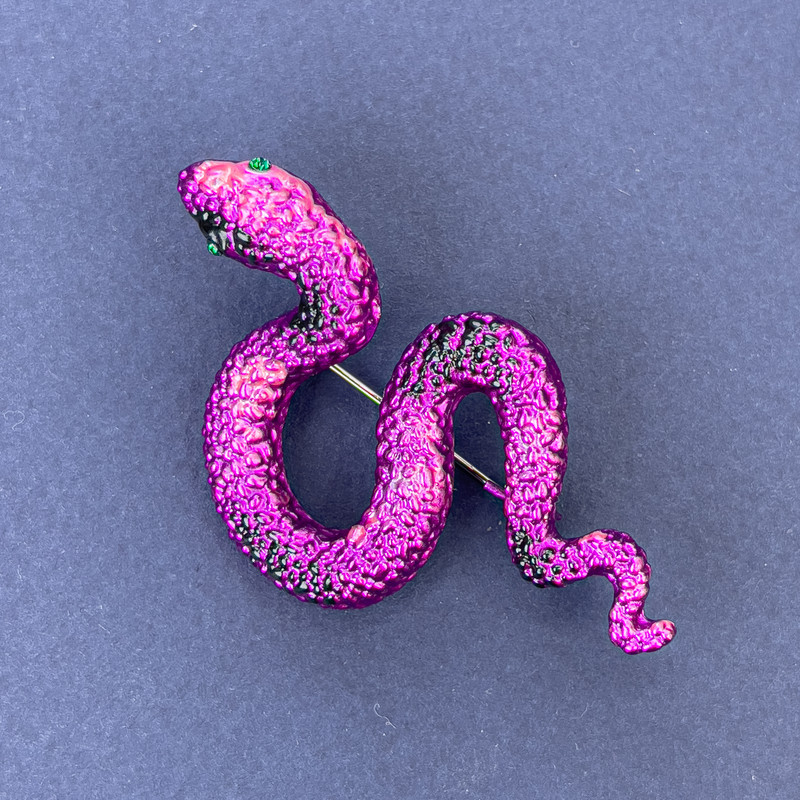 סיכה-תליון "נחש" ורוד אמייל עם זרקונים ירוקים, מתכת כסופה 53×30 מ"מ +