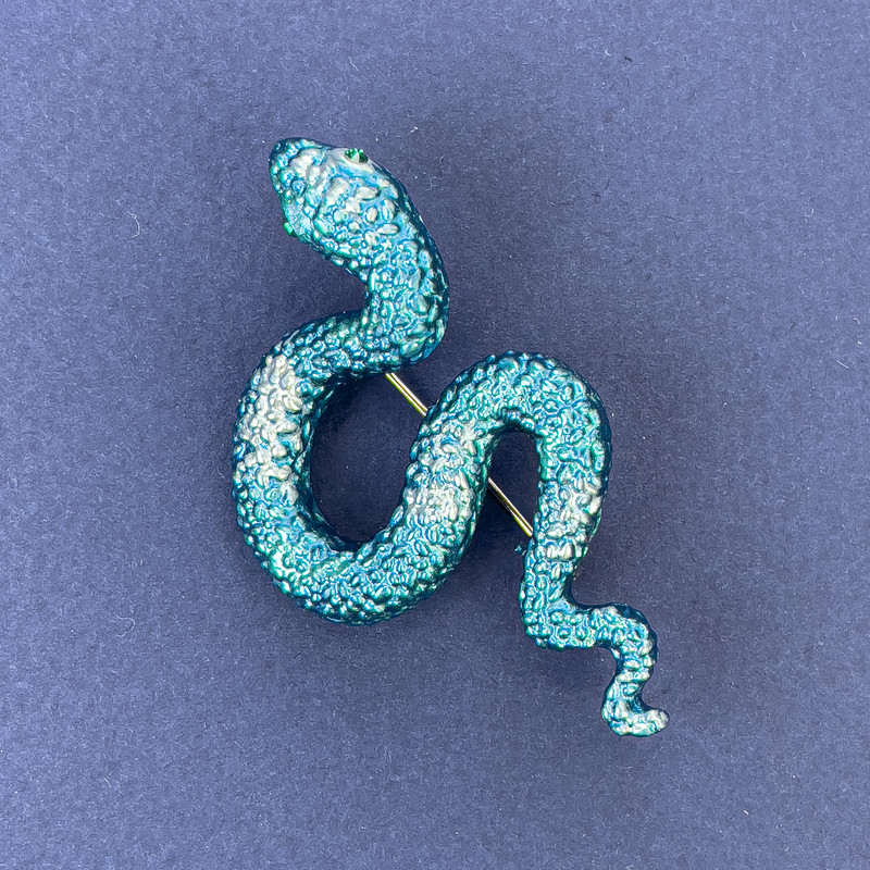 סיכה-תליון נחש בציפוי אמייל כחול עם אבני סטרז כסופות 30×55 מ״מ +
