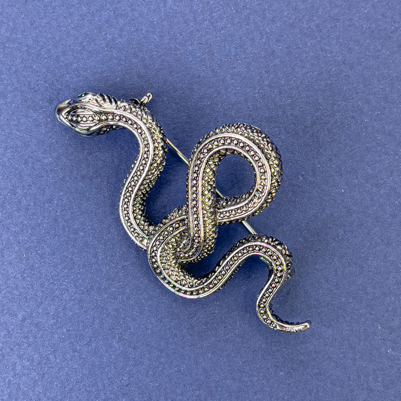 סיכת-תליון נחש עם זרקונים ירוקים ומתכת כסופה 30×55 מ״מ +