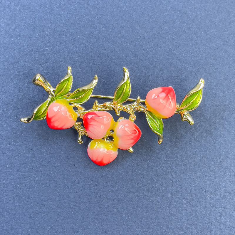 סיכת פרי אקזוטי אמייל צבעוני ומתכת זהובה 28×45 מ״מ+