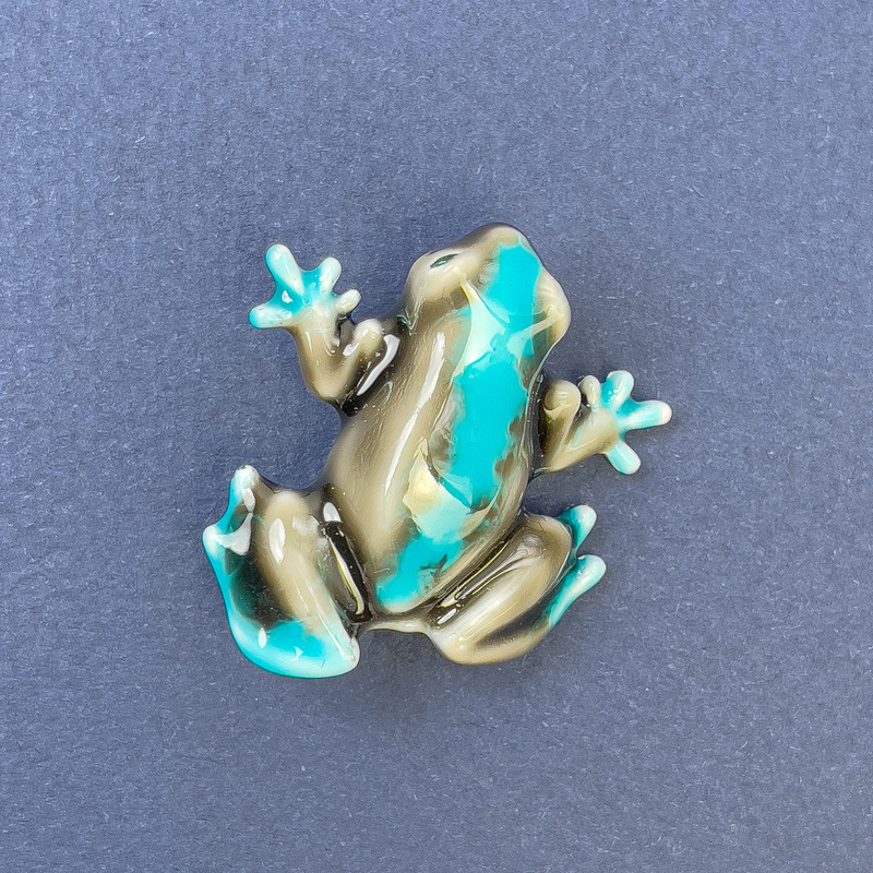 סיכת צפרדע בצבעים אפור וכחול-כסוף, מתכת כסופה 27×30 מ״מ+