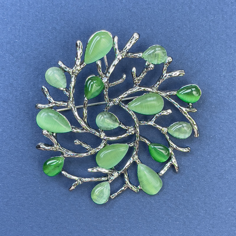 סיכת-תכשיט ענפים ירוקים עם עין חתול כסופה, מתכת כסופה, קוטר 54 מ״מ+