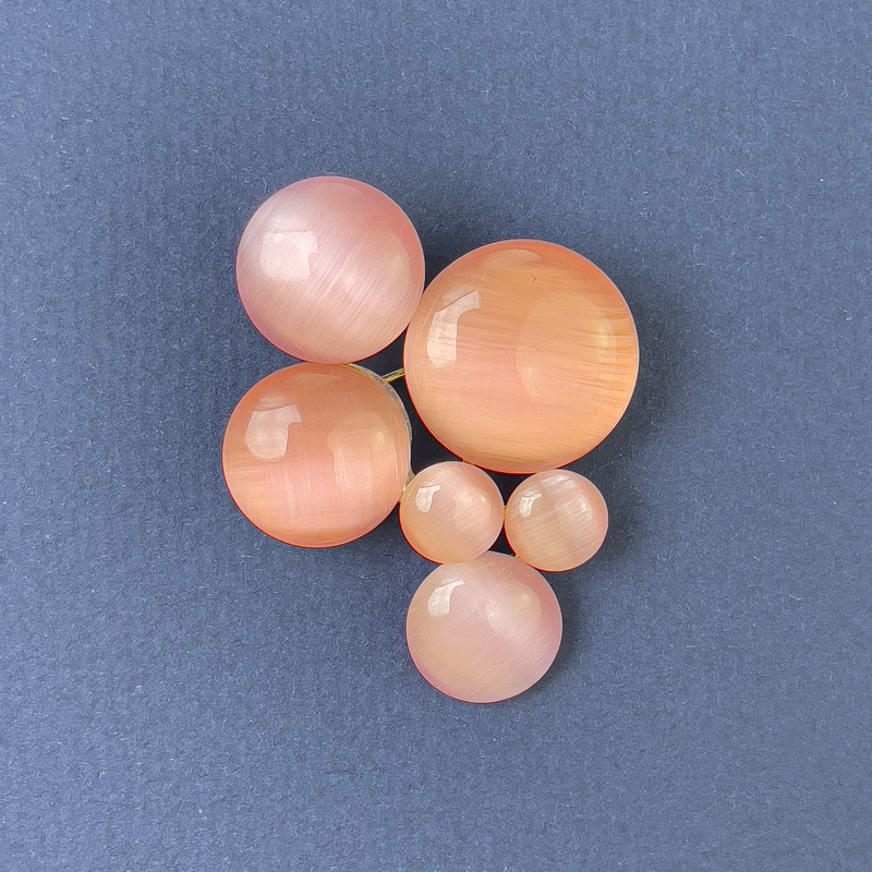 סיכה-תליון «אקצנט» עם עין חתול ורודה ומתכת זהובה 33×43 מ״מ+